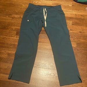 Women’s figs scrub bottoms, size L